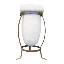 Maceta de cemento con base de hierro forjado